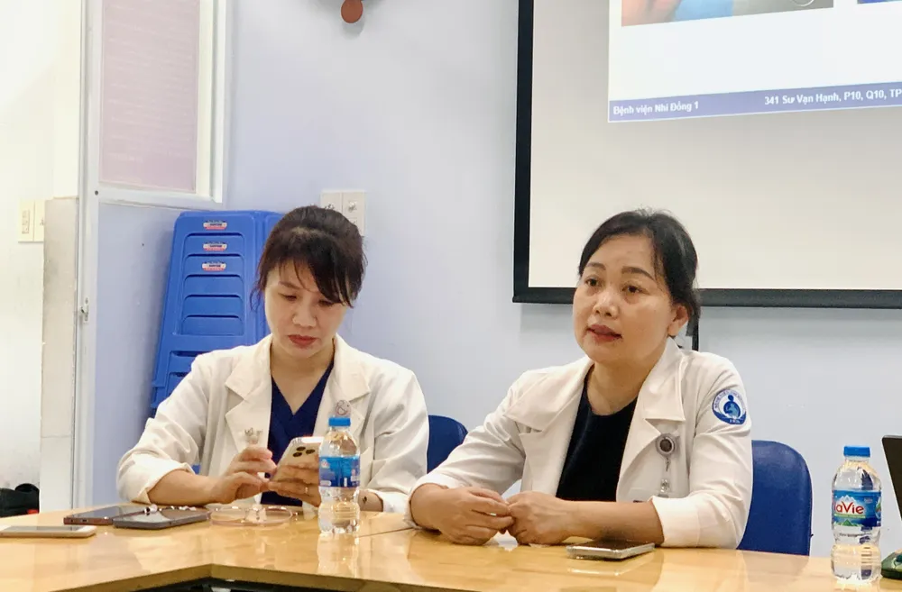 ThS-BS Huỳnh Thị Phương Anh (phải) chia sẻ tại buổi cung cấp thông tin. Ảnh: THẢO PHƯƠNG buou-mau3.jpg