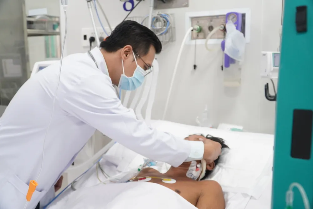 Bệnh nhân nghi ngộ độc sữa bột đang điều trị tại BV Chợ Rẫy. Ảnh: BVCC ngo-doc-sua.JPG