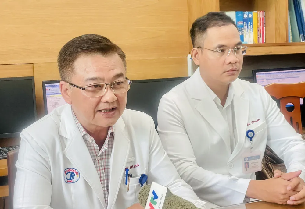 TS-BS Lê Quốc Hùng (trái), Trưởng khoa Bệnh nhiệt đới, BV Chợ Rẫy. Ảnh: THẢO PHƯƠNG ngo-doc-sua-bot1.jpg