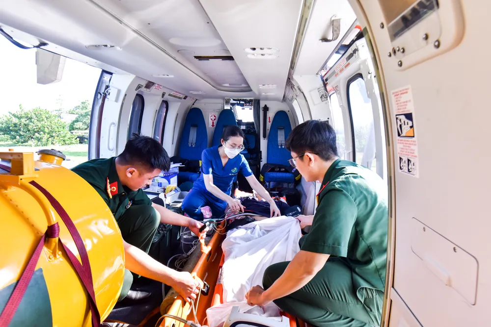 Cố định bệnh nhân trên trực thăng. Ảnh: BVCC quan-y-175-2.jpg