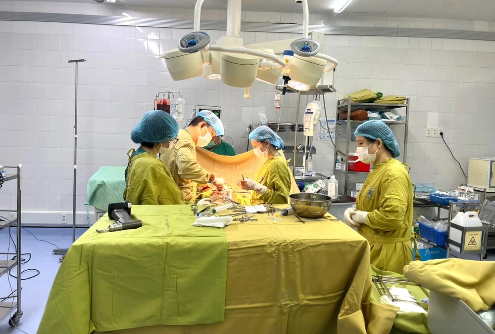 đâm vào ngực - 1