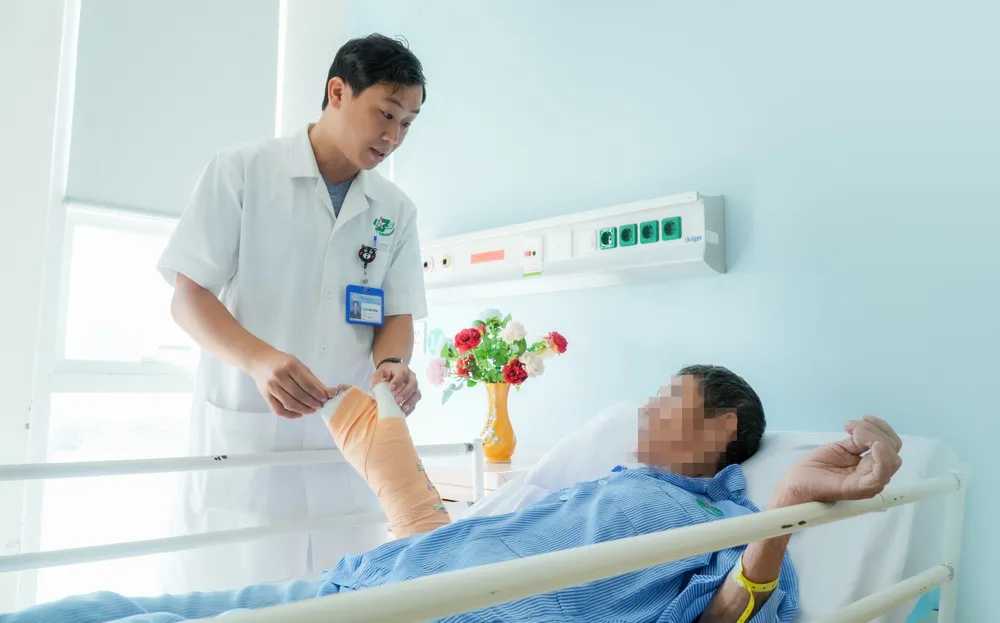Vi phẫu tạo hình cứu bệnh nhân bị mất da toàn bộ mu bàn chân. Ảnh: BVCC vi phẫu tạo hình - 1