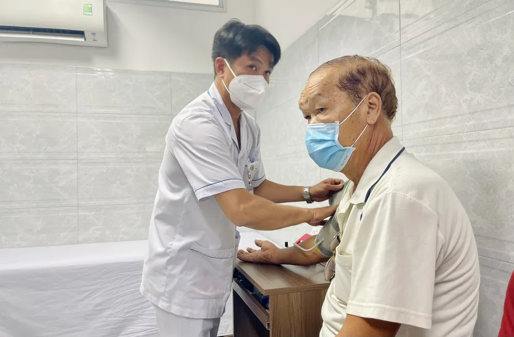 Người bệnh mãn tính đi khám bệnh hô hấp mùa nắng nóng tại BV Thống Nhất. Ảnh: THẢO PHƯƠNG mùa nắng nóng - 1