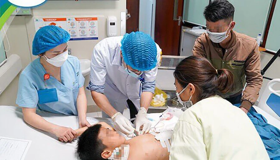 Bác sĩ BV Nhi Trung ương (Hà Nội) phẫu thuật cắt bỏ một đoạn ruột cho bệnh nhi sau khi bị chó cắn. Ảnh: BVCC bệnh dại - 1