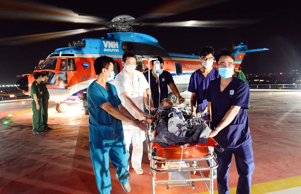 Trực thăng BV Quân Y 175 đưa ngư dân từ quần đảo Trường Sa vào đất liền điều trị. Ảnh: BVCC cấp cứu - 1
