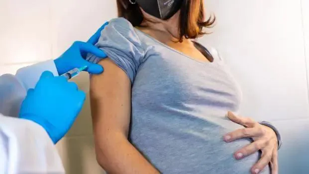 Tiêm phòng vaccine bảo vệ sức khỏe phụ nữ mang thai và thai nhi. Ảnh: Internet vaccine - 1