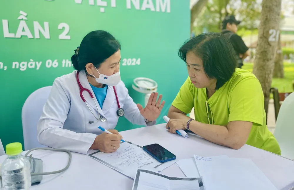 Chuyên gia dinh dưỡng tư vấn sức khỏe miễn phí cho người dân. Ảnh: THẢO PHƯƠNG Ngày Dinh dưỡng cộng đồng Việt Nam - 1