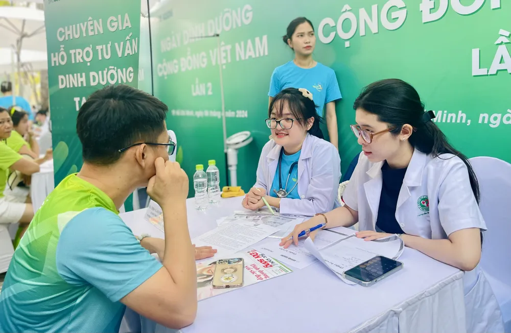 Việc thực hành dinh dưỡng khoa học và vận động hợp lý nhằm cải thiện sức khỏe bản thân. Ảnh: THẢO PHƯƠNG ngay-dinh-duong-cong-dong-Viet-Nam2.jpg