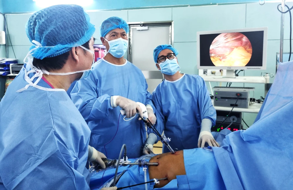 Bác sĩ BV Bình Dân phẫu thuật nội soi tạo hình van thực quản cho bệnh nhân bị trào ngược dạ dày thực quản. Ảnh: BVCC trào ngược dạ dày - 1