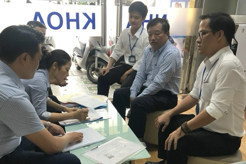 Thanh tra Sở Y tế TP.HCM kiểm tra đăng ký hành nghề của một phòng khám nha khoa vào đầu tháng 4-2024. Ảnh: SYT đăng ký hành nghề - 1