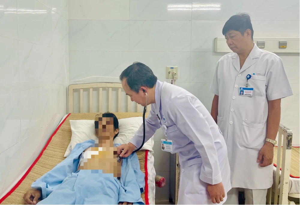 PGS-TS-BS Đỗ Kim Quế, Phó Giám đốc BV Thống Nhất và BS Nguyễn Văn Bé Hai (bìa phải) thăm khám cho bệnh nhân suy tim. Ảnh: THẢO PHƯƠNG suy tim - 1