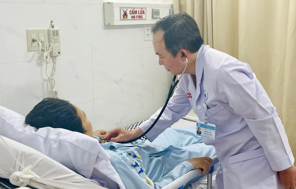 Bệnh nhân 61 tuổi được BS thăm khám sau phẫu thuật, dự kiến đầu tuần sau xuất viện. Ảnh: THẢO PHƯƠNG suy-tim2.jpg