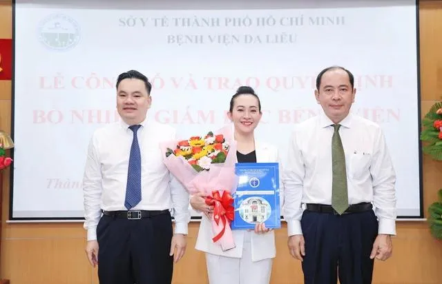 PGS-TS-BS Tăng Chí Thượng, Giám đốc Sở Y tế (bìa phải) trao quyết định bổ nhiệm cho tân Giám đốc Bệnh viện Da liễu TP.HCM. Ảnh: BVCC Bệnh viện Da liễu - 1
