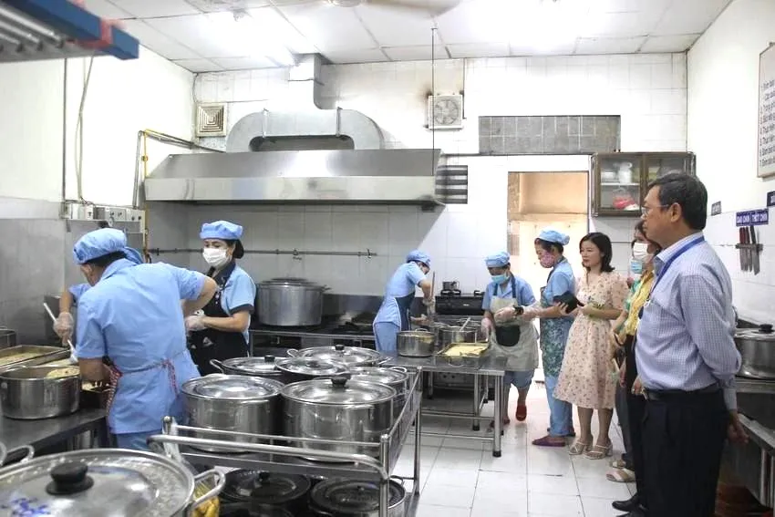 Đoàn công tác kiểm tra bếp ăn bán trú tại một trường tiểu học trên địa bàn TP.HCM. Ảnh: PLO an-toan-thuc-pham2.jpg