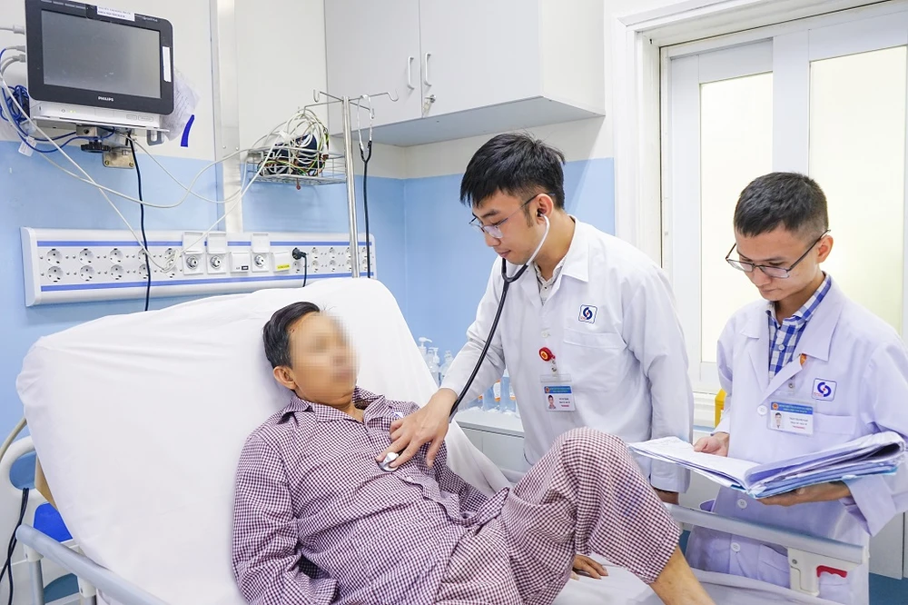 Bác sĩ thăm khám cho bệnh nhân trước khi xuất viện. Ảnh: BVCC đột tử - 1