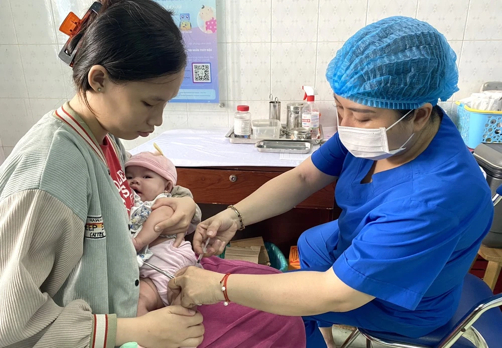 Trẻ tiêm vaccine trong chương trình tiêm chủng mở rộng tại Trạm y tế P.8 quận Gò Vấp. Ảnh: T.P vaccine - 1