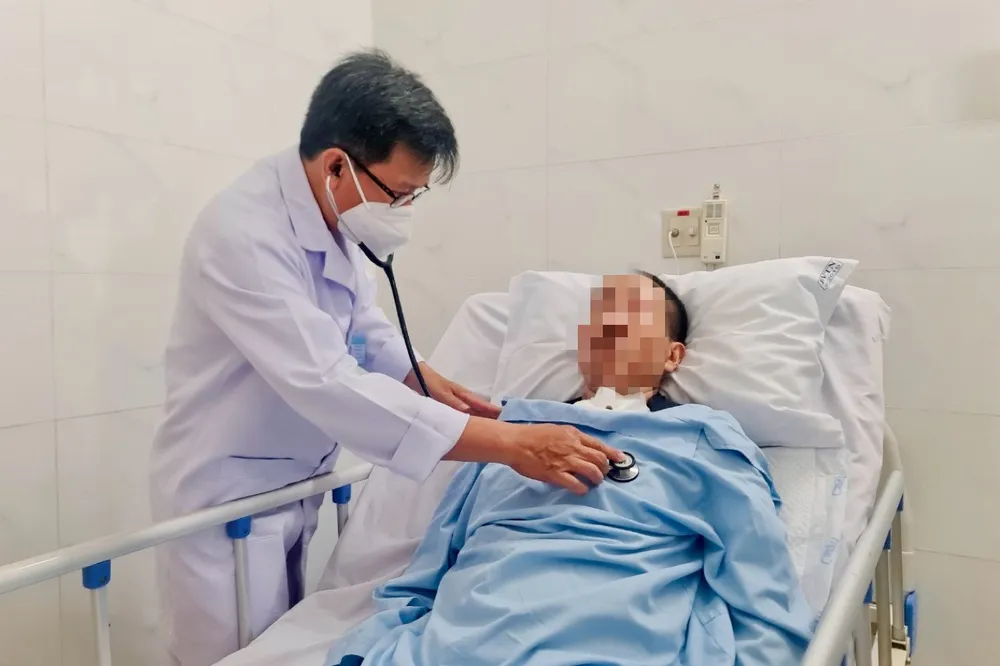 Bác sĩ thăm khám cho bệnh nhân là tài xế xe công nghệ, bị tai nạn giao thông nguy kịch. Ảnh: L.P tài xế xe công nghệ - 1