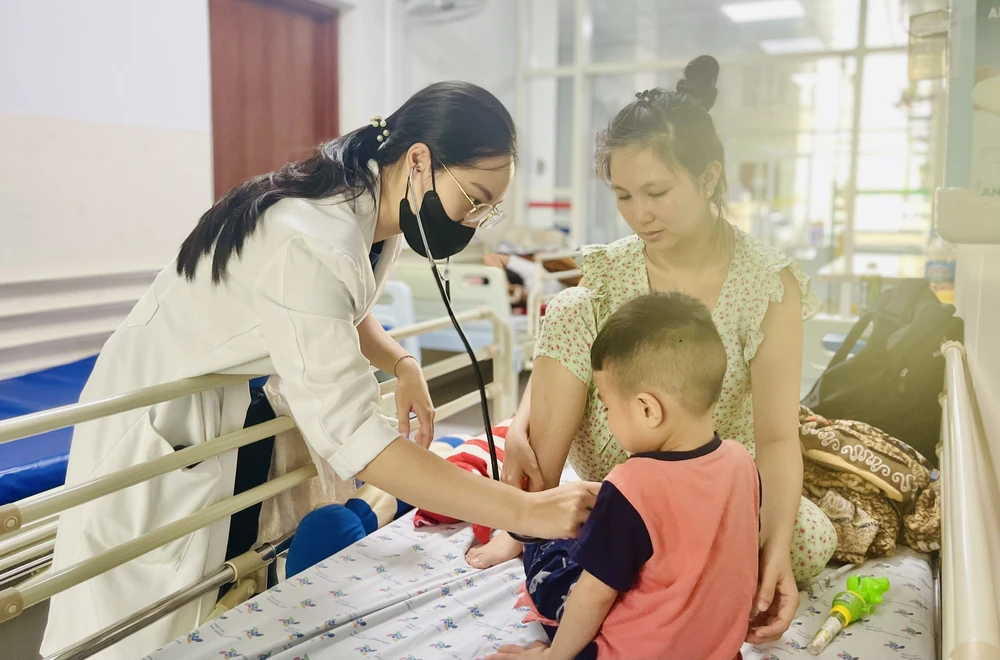 Bệnh nhi mắc tay chân miệng điều trị tại BV Nhi đồng Thành phố. Ảnh: THẢO PHƯƠNG Tay chân miệng tại TPHCM