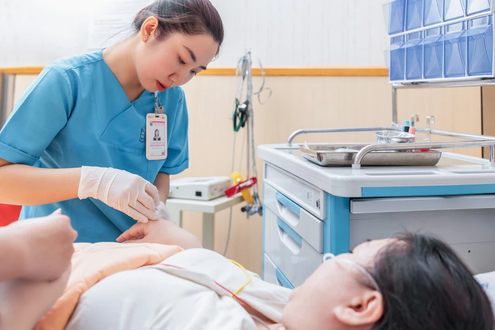 Điều dưỡng chăm sóc bệnh nhân điều trị tại Bệnh viện Đại học Y dược TP.HCM. Ảnh: BVCC dieu-duong-1.jpg
