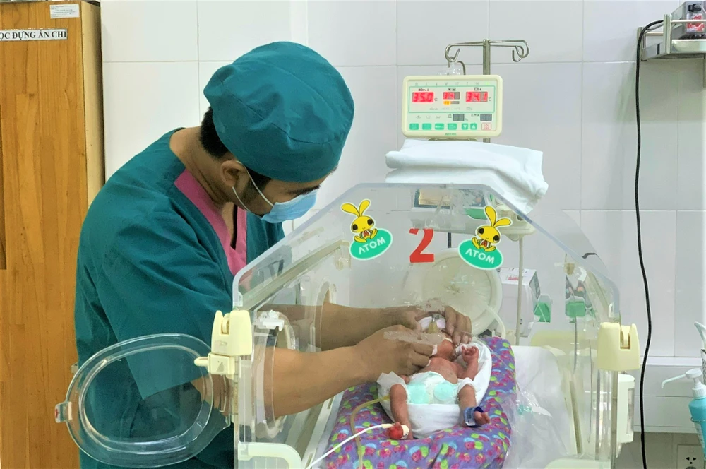 Nam điều dưỡng Phạm Quốc Vũ hơn 10 năm chăm sóc các bé sơ sinh. Ảnh: THẢO PHƯƠNG dieu-duong-2.jpg