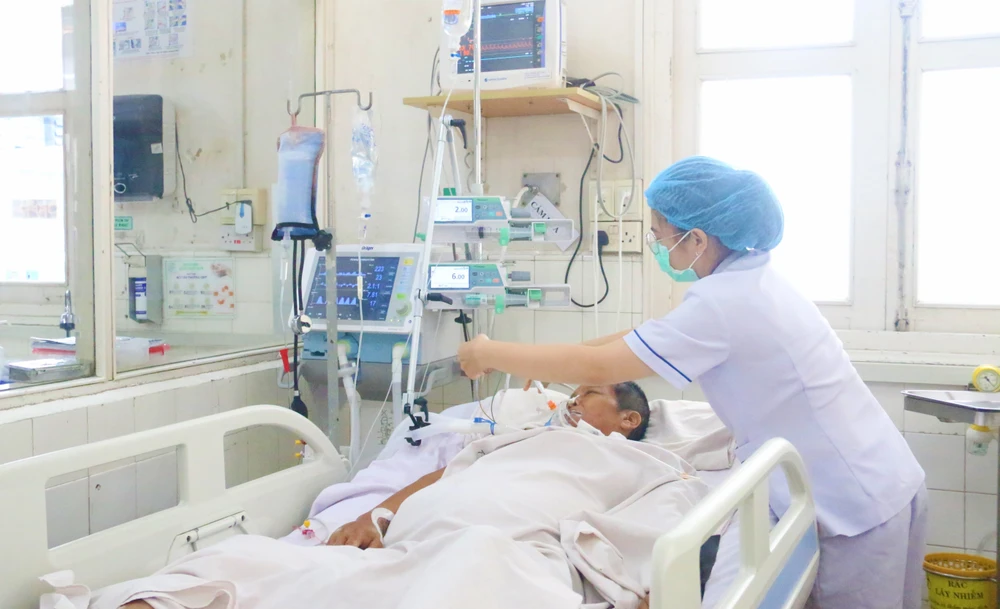 Nữ điều dưỡng trẻ Lê Huỳnh Trâm tranh thủ thời gian trò chuyện, an ủi bệnh nhân sớm vượt qua bệnh tật. Ảnh: THẢO PHƯƠNG điều dưỡng - 1