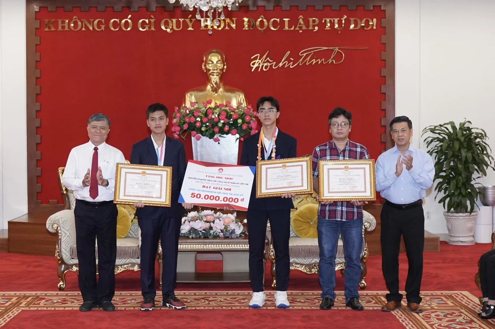 Ông Nguyễn Văn Dũng, Phó Chủ tịch UBND TP.HCM (bìa phải) cùng ông Nguyễn Văn Hiếu, Giám đốc Sở GD&ĐT (bìa trái) chúc mừng 2 học sinh và giáo viên đã đạt giải cao trong kỳ thi vừa qua. Ảnh: HOÀNG QUÂN khoa-hoc-ky-thuat1.jpg