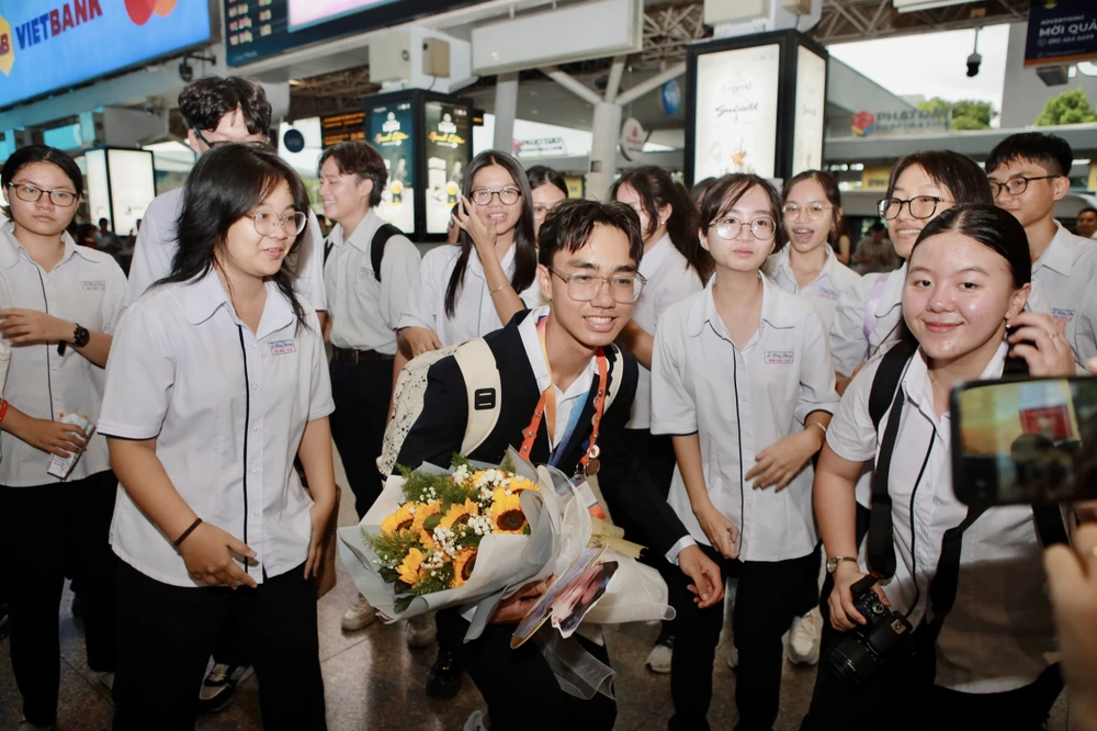 Nguyễn Lê Quốc Bảo được bạn bè chúc mừng khi xuống sân bay Ảnh: NGUYỆT NHI khoa-hoc-ky-thuat2.jpg