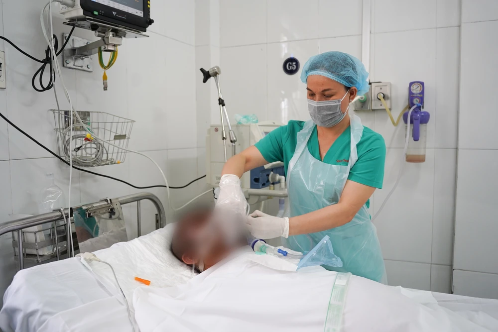 Một trong các nạn nhân vụ tạt axit tại quận 7 bị suy hô hấp, tiên lượng rất dè dặt, đang điều trị tại Bệnh viện Chợ Rẫy. Ảnh: BVCC tạt axit - 1