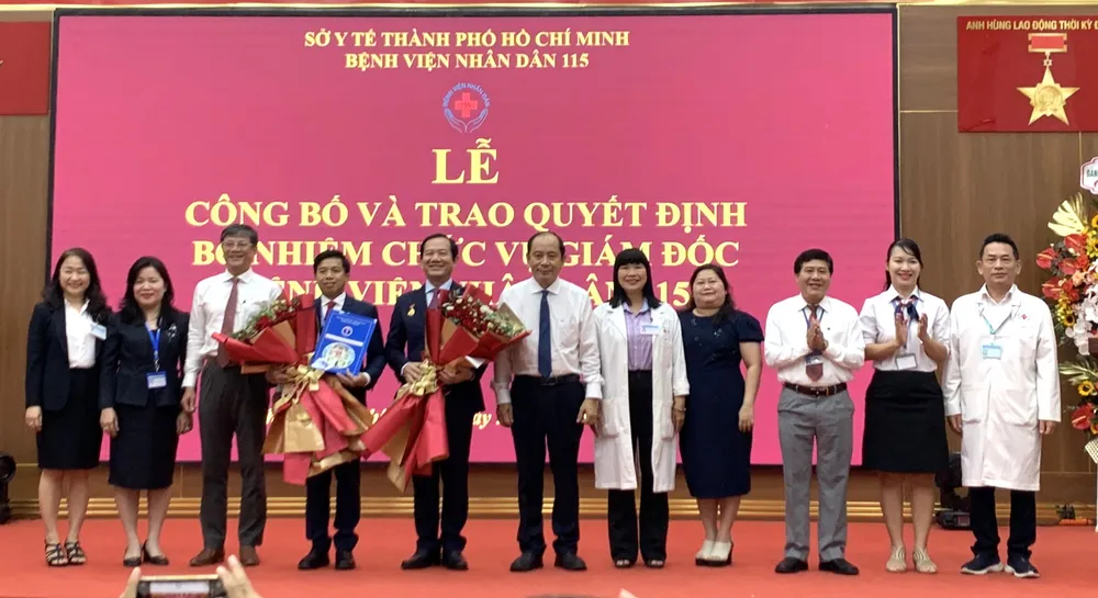Bổ nhiệm BS CKII Trần Văn Sóng (thứ tư từ trái qua) làm Giám đốc Bệnh viện Nhân dân 115 TP.HCM. Ảnh: T.HUY Bệnh viện Nhân dân 115 - 1