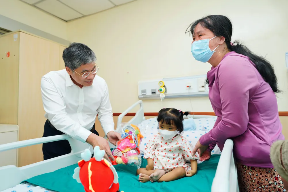PGS-TS-BS Nguyễn Hoàng Bắc, Giám đốc Bệnh viện Đại học Y Dược, thăm và tặng quà cho bệnh nhi xơ gan nặng vừa được ghép gan. Ảnh: BVCC xo-gan-nang1.jpg
