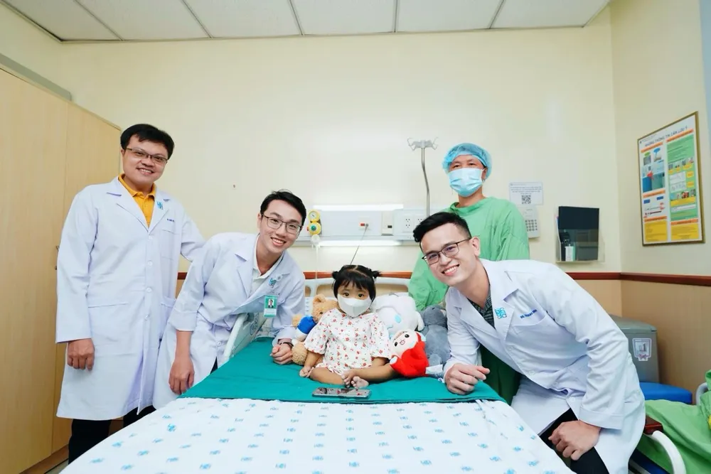 Bệnh nhi xơ gan nặng vừa được ghép gan từ cô ruột, đã xuất viện sau hơn 20 ngày điều trị. Ảnh: BVCC xơ gan nặng - 1
