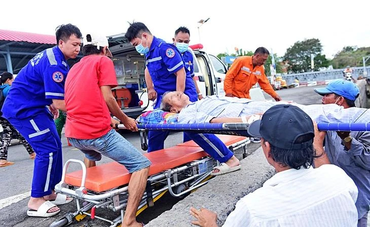 Bệnh nhân được chuyển bệnh bằng ca nô từ xã đảo Thạnh An, huyện Cần Giờ (TP.HCM) vào đất liền cấp cứu - Ảnh: DUYÊN PHAN tàu cấp cứu - 1
