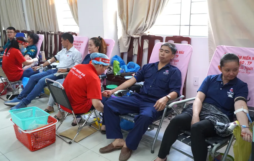 Rất nhiều người cùng tham gia hiến máu tình nguyện. Ảnh: THẢO PHƯƠNG hien-mau-tinh-nguyen2.jpg