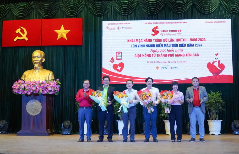 Ban tổ chức trao thư cám ơn các đơn vị đồng hành chương trình Hành trình đỏ trong nhiều năm. Ảnh: THẢO PHƯƠNG hiến máu tình nguyện - 1