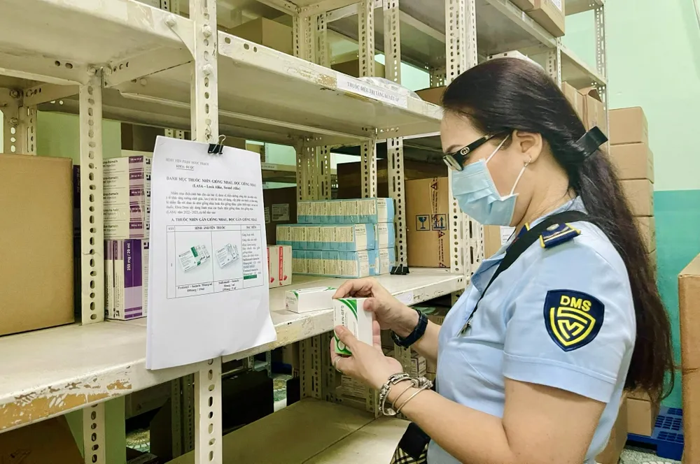 Đoàn khảo sát đi khảo sát công tác quản lý, sử dụng thuốc tại Bệnh viện Phạm Ngọc Thạch. Ảnh: THẢO PHƯƠNG bao-hiem-y-te5.jpg