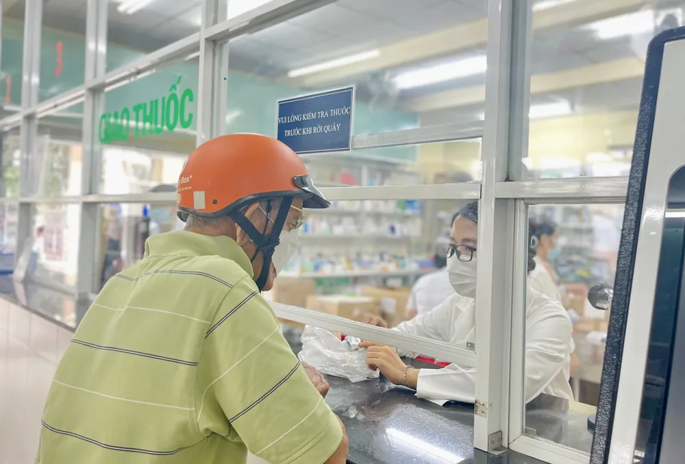 Người bệnh nhận thuốc bảo hiểm y tế tại quầy thuốc Bệnh viện Phạm Ngọc Thạch. Ảnh: THẢO PHƯƠNG bao-hiem-y-te6.jpg