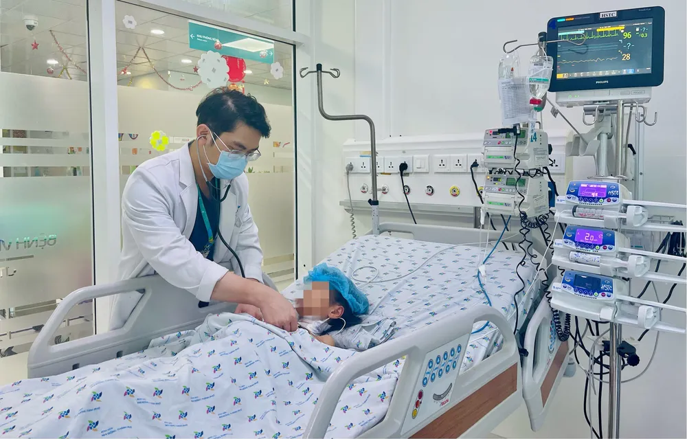Bệnh nhi bị ong đốt đang điều trị khoa Hồi sức tích cực - Chống độc Bệnh viện Nhi đồng Thành phố. Ảnh: THẢO PHƯƠNG bị ong đốt phải lọc máu