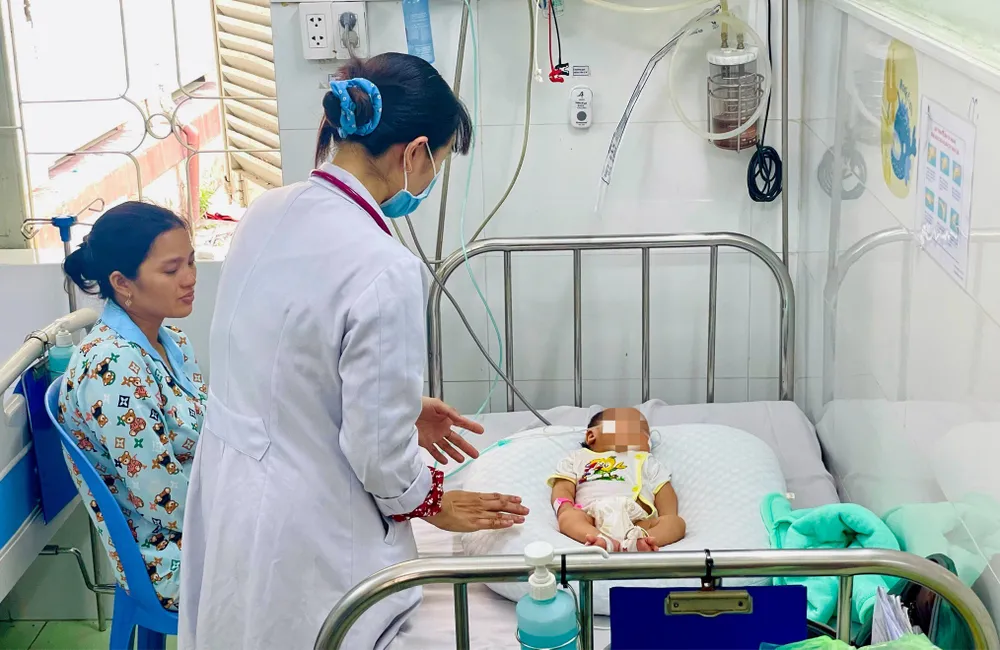 Bệnh nhi mắc bệnh ho gà điều trị tại Bệnh viện Nhi đồng 2. Ảnh: THẢO PHƯƠNG bệnh ho gà - 1