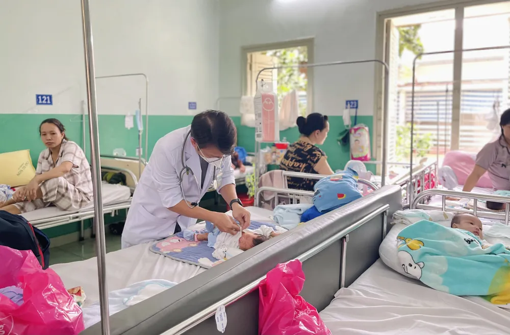 Bệnh ho gà đang có xu hướng tăng, có trẻ biến chứng nặng phải thở CPAP. Ảnh: THẢO PHƯƠNG Bệnh ho gà - 1