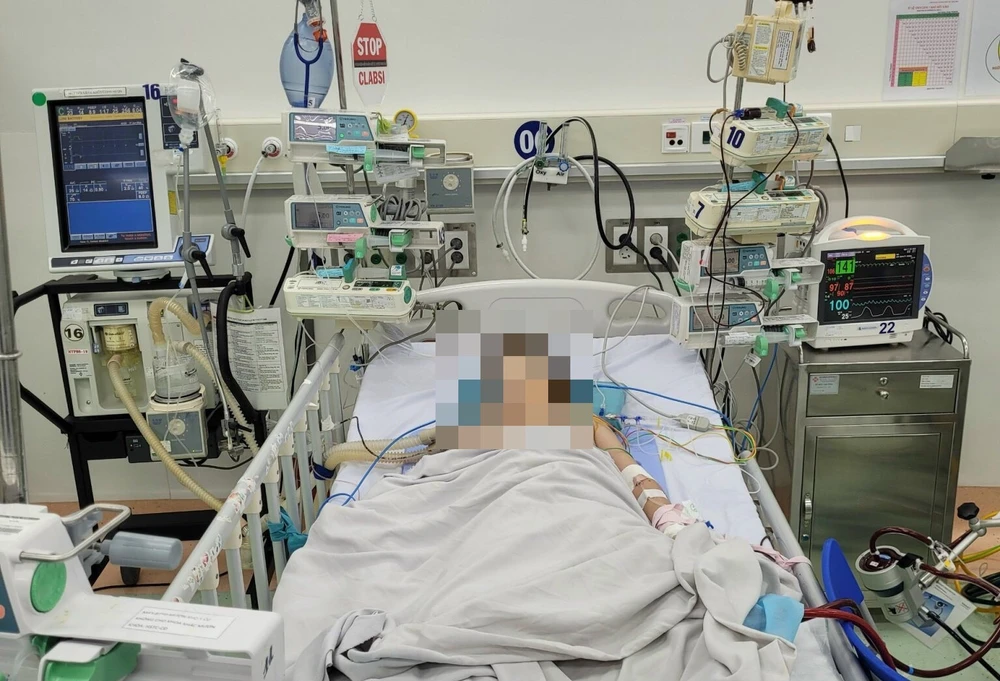 Các bác sĩ Bệnh viện Nhi đồng 1 đặt ECMO cứu sống bệnh nhi bị viêm cơ tim tối cấp. Ảnh: BVCC viêm cơ tim - 2
