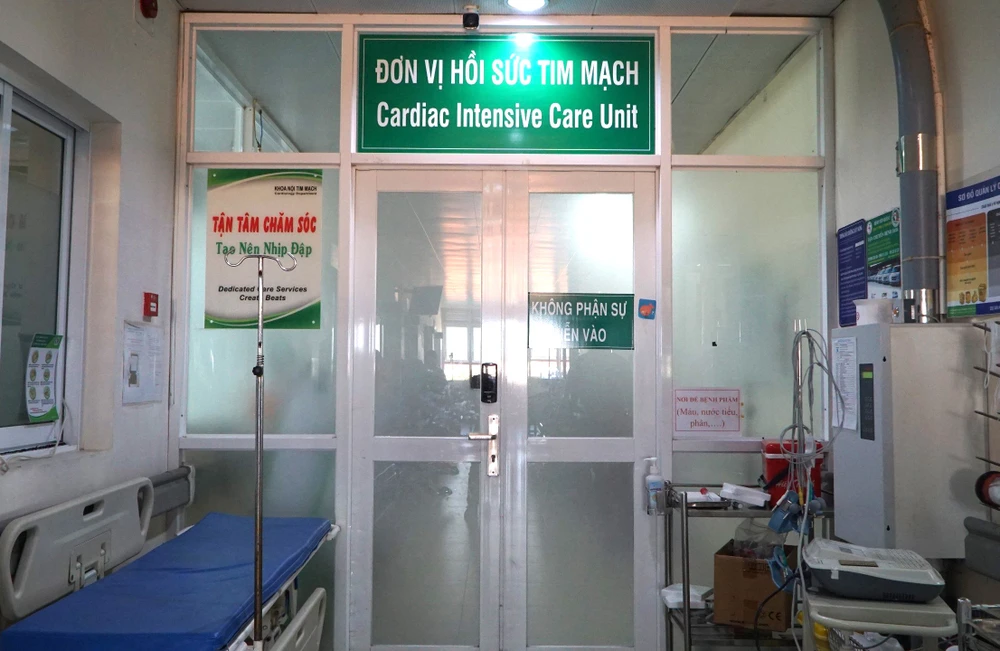 Nam thanh niên 18 tuổi ngộ độc xyanua đang điều trị tại Bệnh viện Lê Văn Thịnh. Ảnh: THẢO PHƯƠNG ngộ độc xyanua - 1