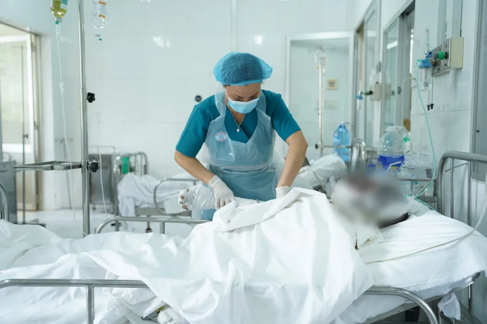 Một trong bốn nạn nhân liên quan vụ nổ bồn chứa bụi gỗ đang điều trị tại Bệnh viện Chợ Rẫy. Ảnh: BVCC nổ bồn chứa - 1