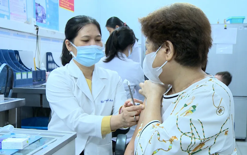 Người dân đi tiêm vaccine bạch hầu tại Viện Pasteur TP.HCM. Ảnh: V.E benh-bach-hau2.jpg