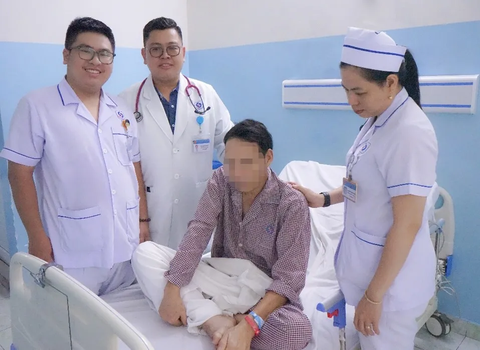 Người đàn ông suýt đột tử do biến cố tim mạch được xuất viện sau 1 tháng điều trị. Ảnh: BVCC suyt-dot-tu1.jpg