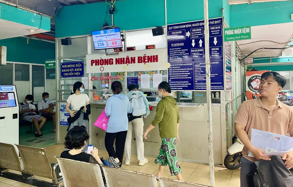 Bệnh nhân đăng ký khám BHYT tại Bệnh viện quận Phú Nhuận. Ảnh: THẢO PHƯƠNG đấu thầu thuốc BHYT tại tphcm