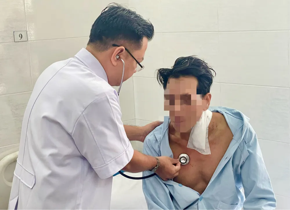 đâm xuyên cổ - 1