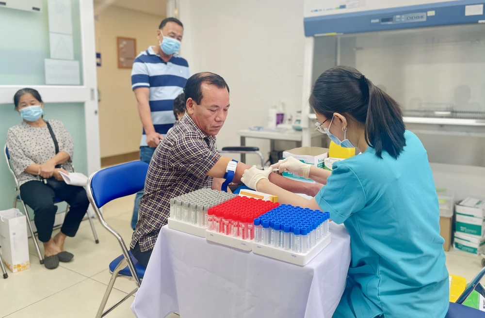 Hơn 30 thân nhân liệt sĩ chưa xác định danh tính đến lấy mẫu ADN trong ngày ra mắt chương trình. Ảnh: THẢO PHƯƠNG liet-si-chua-xac-dinh-danh-tinh3.jpg