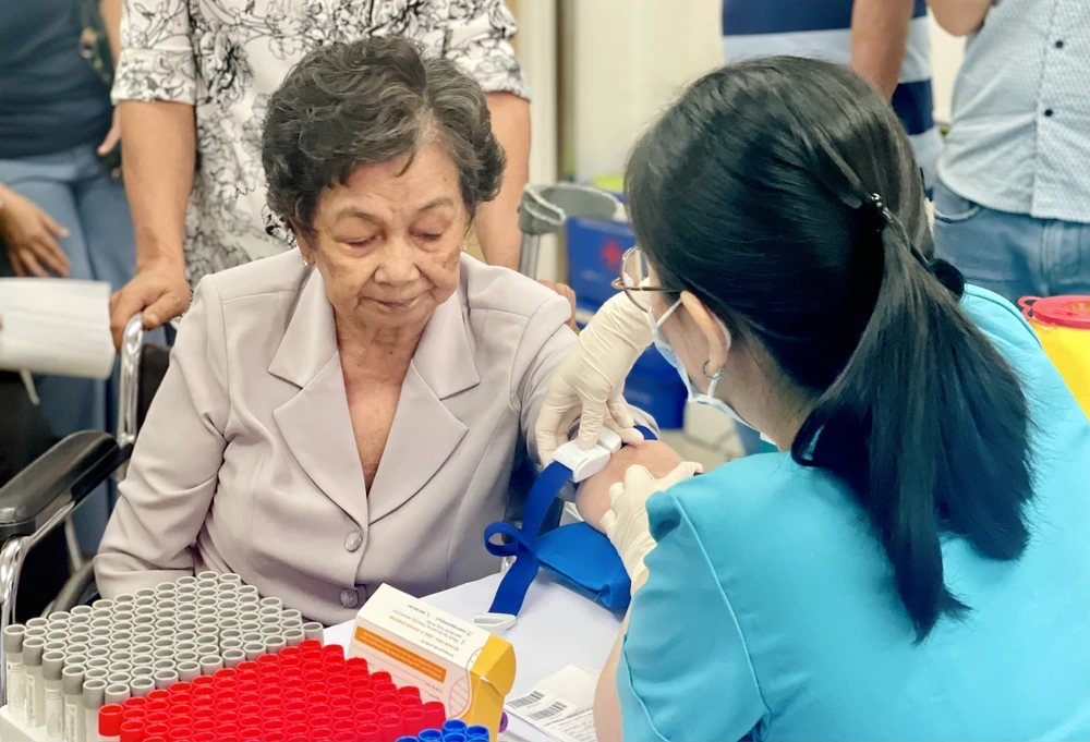 Bà Huỳnh Thị Bảy xúc động khi được lấy mẫu ADN để xét nghiệm tìm hài cốt anh trai. Ảnh: THẢO PHƯƠNG liệt sĩ chưa xác định danh tính - 1