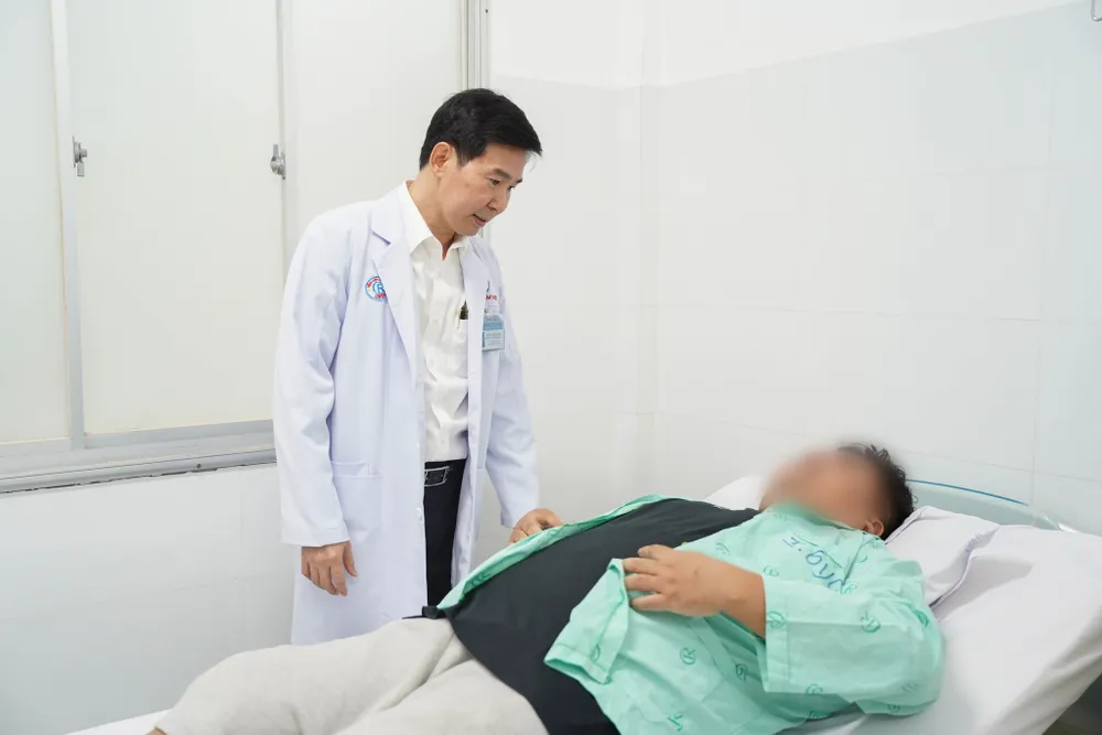 PGS-TS Lâm Việt Trung, Phó Giám đốc Bệnh viện Chợ Rẫy, thăm khám cho bệnh nhân điều trị béo phì. Ảnh: BVCC thu-gon-da-day2.jpg