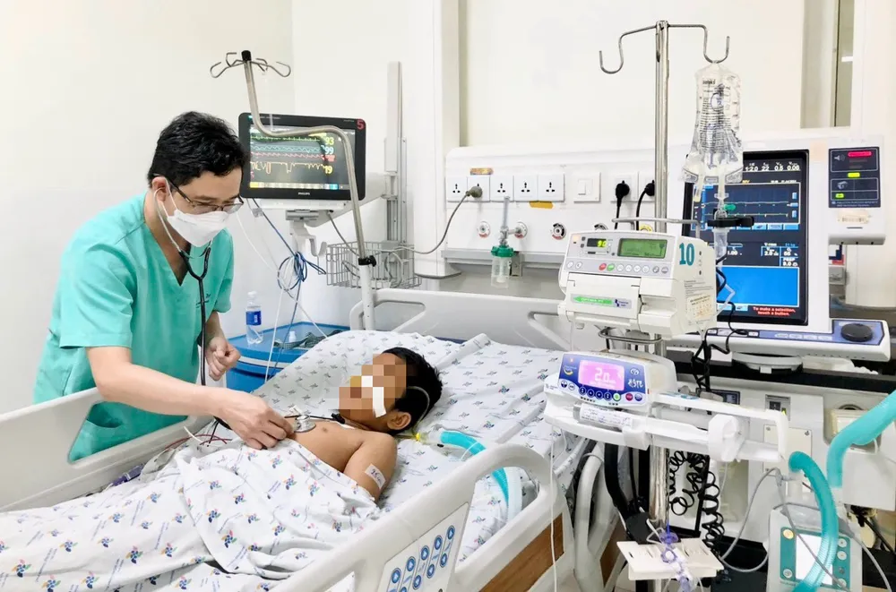 Bệnh nhi sốt xuất huyết điều trị tại Bệnh viện Nhi đồng Thành phố. Ảnh: THẢO PHƯƠNG sốt xuất huyết - 1